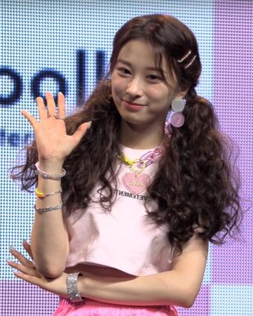 윤경 사진